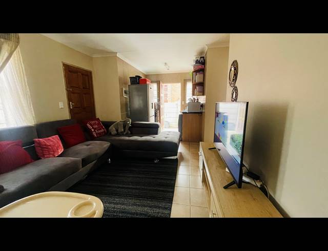 3 BEDROOM FREEHOLD FOR SALE IN THATCH HILL ESTATE